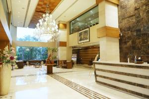 un vestíbulo de un hotel con una lámpara de araña en Boulevard 9 Luxury Resort & Spa, en Nadiād