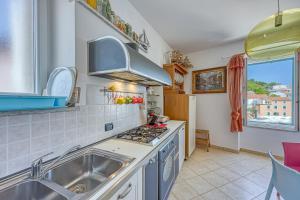 eine Küche mit einer Spüle und einem Herd in der Unterkunft Astra 2 Veli Lošinj Harbour View - Happy Rentals in Veli Lošinj