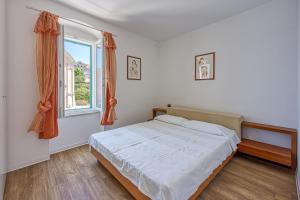 ein Schlafzimmer mit einem großen Bett und einem Fenster in der Unterkunft Astra 2 Veli Lošinj Harbour View - Happy Rentals in Veli Lošinj