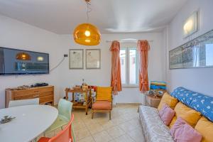 ein Wohnzimmer mit einem Sofa und einem Tisch in der Unterkunft Astra 2 Veli Lošinj Harbour View - Happy Rentals in Veli Lošinj