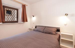 um quarto com uma cama e uma janela em Spring rest em Bled