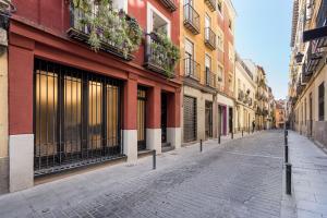een lege straat in een stad met gebouwen bij Oso Madrid Studios in Madrid