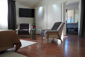 ein Wohnzimmer mit 2 Stühlen und einem Tisch in der Unterkunft Quinta de Anterronde in Arouca