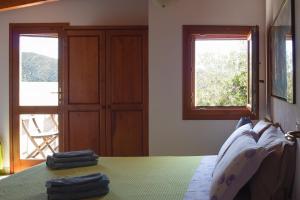 a bedroom with a bed with two towels on it at Sa Guardia de Ferricci in Solanas