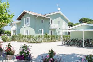 una casa con bicicletas estacionadas frente a ella en Fiori di Cardo - Agrimare en Cervia