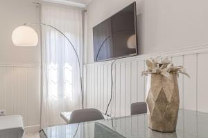 Televízia a/alebo spoločenská miestnosť v ubytovaní Apartamentos Recaredo 7 , 2ª planta
