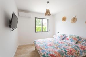 - une chambre avec un lit et une fenêtre dans l'établissement La Villa d'Angèle - Villa climatisée avec piscine, à Saint-Victor-la-Coste