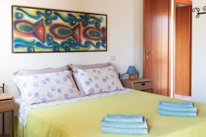 a bedroom with a bed with two towels on it at Sa Guardia de Ferricci in Solanas