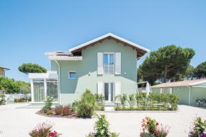 Villa mit Blick auf ein Haus in der Unterkunft Fiori di Cardo - Agrimare in Cervia