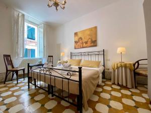 Postel nebo postele na pokoji v ubytování NEW! Appartamento “tra il marmo e il mare” NEW! + 13 fotografií