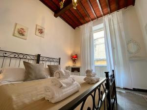 Postel nebo postele na pokoji v ubytování NEW! Appartamento “tra il marmo e il mare” NEW!