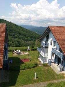 eine Luftansicht eines Hauses mit Spielplatz in der Unterkunft Appartements Sonnenwald in Unterlangfurth