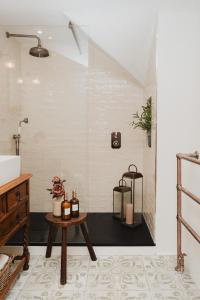 baño con lavabo y mesa con velas en Lodge Cottage, Castleton, en Castleton