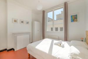 マルセイユにあるBeautiful and bright apartment two steps from the Vieux-Port - Air Rentalの白いベッドルーム(ベッド1台、窓付)