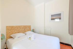 um quarto branco com uma cama branca e um lavatório em Beautiful and bright apartment two steps from the Vieux-Port - Air Rental em Marselha