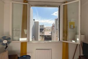 uma janela com vista para uma cidade em Beautiful and bright apartment two steps from the Vieux-Port - Air Rental em Marselha