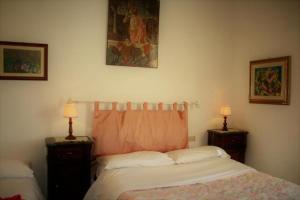 1 dormitorio con 2 camas individuales y 2 lámparas en Agriturismo Il Giardino, en Sansepolcro