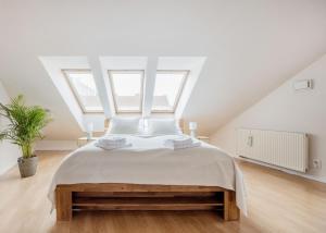 Bright and Spacious Penthouse w/ Terrace & Parking 1095 Budapest, 40 Mester utca kép - 2