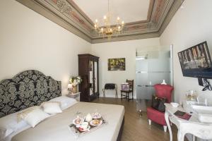 salon z łóżkiem, stołem i umywalką w obiekcie Pane Amore e Marmellata w mieście Palermo