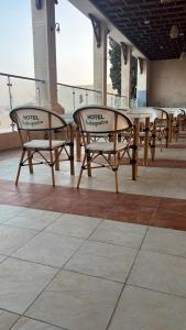 una fila di tavoli e sedie sul tetto di فندق جراند كليوباترا الساحل الشمالى المنتزه ك80 a El Alamein