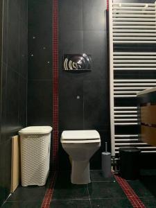 Bilik mandi di Varkiza Lux Apartment