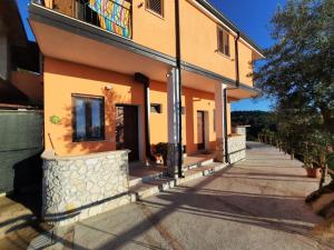 a building with a sidewalk in front of it at Vista mare rooms in Gasponi
