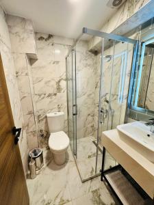 y baño con aseo, ducha y lavamanos. en Nice Royal Suite, en Estambul