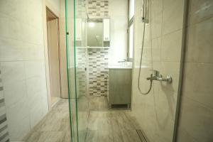 Un baño de Smestaj Paramun