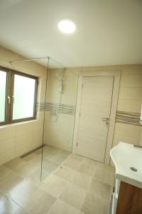 Un baño de Smestaj Paramun