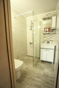 Un baño de Smestaj Paramun