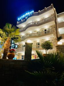 duży budynek z znakiem na nim w nocy w obiekcie ILLYRIAN hotel w mieście Ksamil