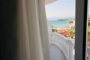 Pokój z balkonem z widokiem na ocean w obiekcie ILLYRIAN hotel w mieście Ksamil