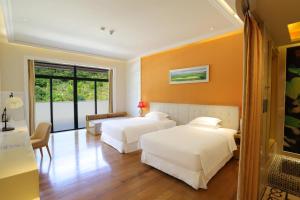 Four Points by Sheraton Heyuan Resort tesisinde bir odada yatak veya yataklar