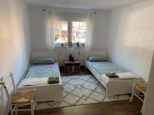 um quarto com duas camas e uma janela em Schöne Wohnung Top Lage Köln Work & Relax & Travel em Frechen