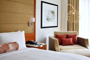Postel nebo postele na pokoji v ubytování Marriott Hotel Downtown Abu Dhabi