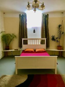 En eller flere senge i et værelse på Vintage studio apartment, GARDEN and FREE parking