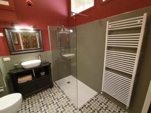Un baño con ducha, lavabo e inodoro. en Magnolia Garden, en Ferrara