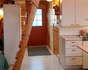 eine Küche mit einer Treppe, die zu einer Tür hinaufführt in der Unterkunft Karemajat Special cottage in Ylitornio + 18 Fotos