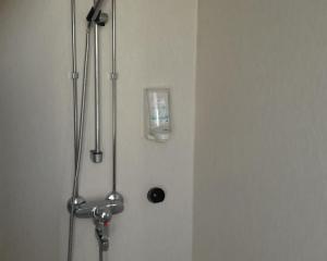 y baño con ducha y pared. en Karemajat Special cottage, en Ylitornio