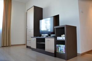 Kuchyňa alebo kuchynka v ubytovaní Apartmán v Starej Lesnej s balkónom