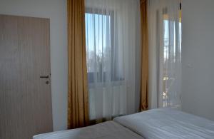 Posteľ alebo postele v izbe v ubytovaní Apartmán v Starej Lesnej s balkónom