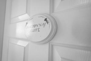 um espelho numa porta com as palavras classe shuttle em Churon Inn Winery em Temecula