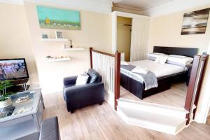 ein kleines Schlafzimmer mit einem Bett und einem Stuhl in der Unterkunft ILFRACOMBE SEA ROCK 4 1 Bedroom in Ilfracombe