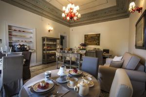salon ze stołem i krzesłami w obiekcie Pane Amore e Marmellata w mieście Palermo