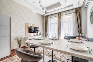 a dining room with a table and chairs at Luxury apartment with free garage and balcony in the center in Budapest