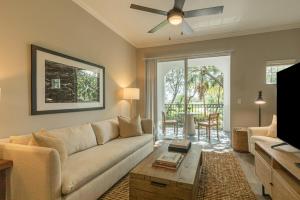 uma sala de estar com um sofá e uma mesa em Modern Townhouse Apartments near the Turnberry Golf Course, Aventura Mall, and Sunny Isles Beach em Aventura