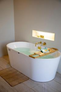 uma banheira com um lavatório na casa de banho em شاليهات المرفأ Almarfa Resort em Jidá
