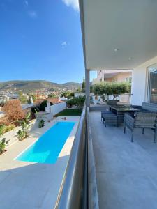 uma vista a partir da varanda de uma casa com piscina em Porto Rafti Dream Complex & Retreat em Porto Rafti