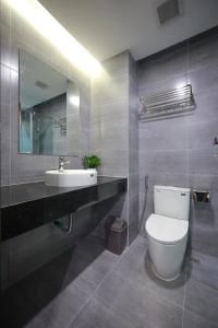 ein Badezimmer mit einem weißen WC und einem Waschbecken in der Unterkunft Sweethome 121 Yen Phu Westlake Apartment in Hanoi