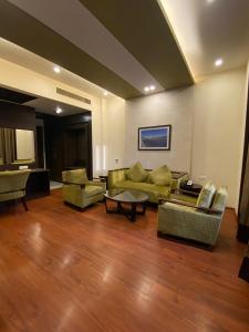 אזור ישיבה ב-Four Points by Sheraton Srinagar